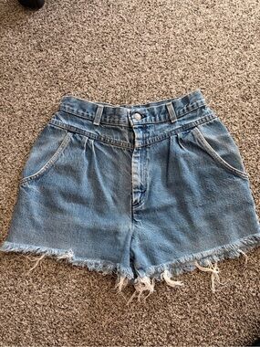Premium Vintage Levi's Mom Shorts High Waisted Light Wash 26" 90s Relaxed Fit
